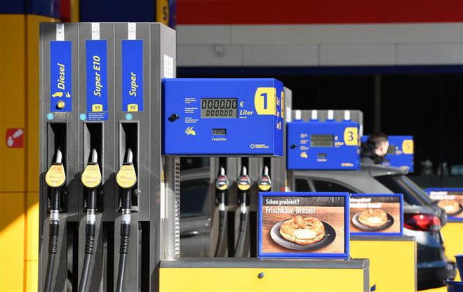 Một trạm bơm xăng dầu, khí đốt tại Essen, Đức, ngày 8/3/2022. (Ảnh: AFP/TTXVN) Đức cam kết có nhiều biện pháp hỗ trợ hơn khi giá năng lượng tăng ảnh 1