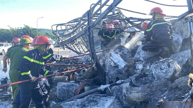 Phú Yên: Xe tải chở nhiều hàng hóa cháy dữ dội vào lúc rạng sáng ảnh 1