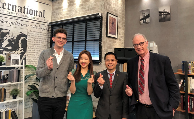 Phóng viên TTXVN chia sẻ thông tin với khán giả Hàn Quốc ảnh 1