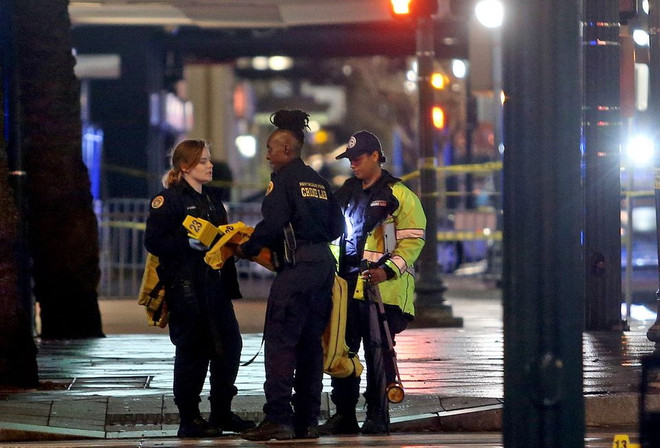 Mỹ: Nghi can trộm cắp giật súng cảnh sát, nã đạn ra đường phố ảnh 1