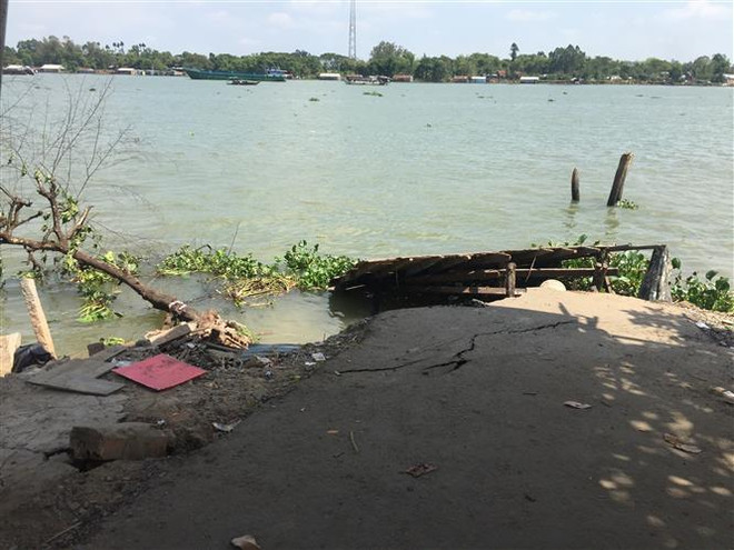 Xuất hiện vết nứt ở bờ sông Hậu, tạm ngừng hoạt động bến đò Cần Xây ảnh 1