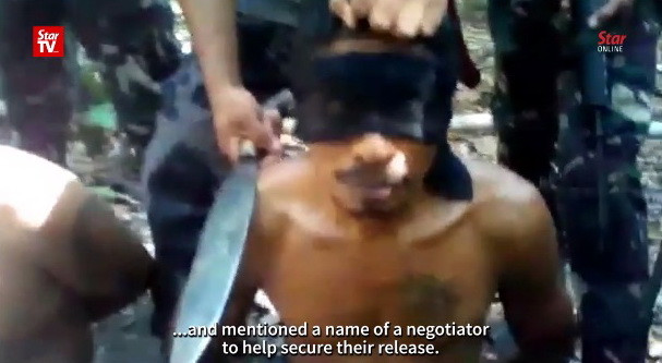 Nhóm Abu Sayyaf dọa chặt đầu con tin người Malaysia và Indonesia ảnh 1