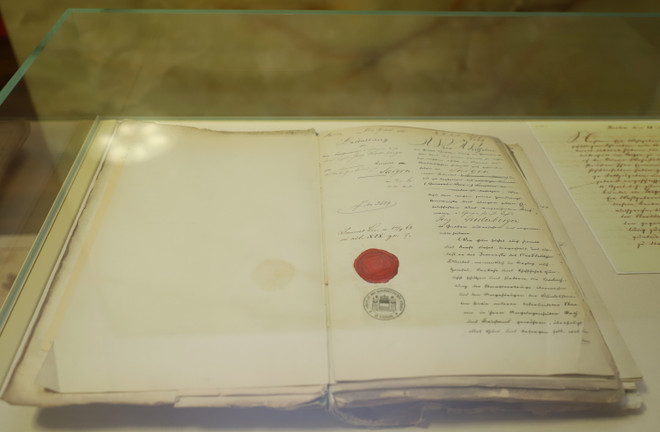 Sắc lệnh ngày 26/4/1868 về việc bổ nhiệm ông Georg Niederberger làm lãnh sự Liên minh Bắc Đức tại Sài Gòn được lưu giữ tại Bộ Ngoại giao Đức. (Ảnh: Phạm Thắng/Vietnam+) 'Đức nhất trí củng cố và gia tăng nội hàm quan hệ với Việt Nam' ảnh 4