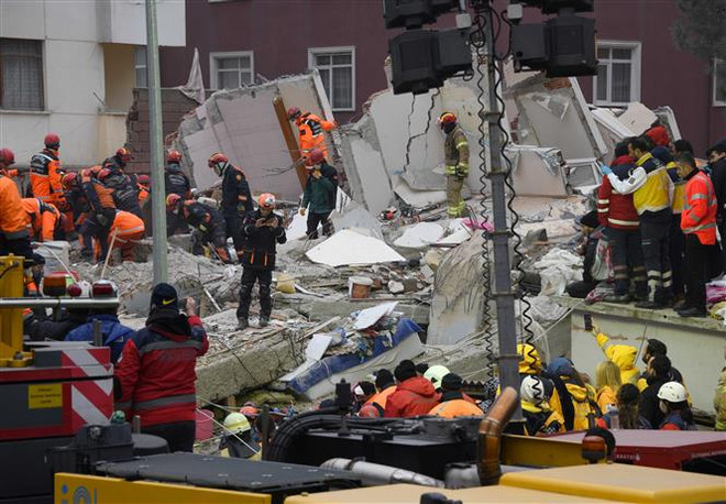 Sập chung cư khiến 21 người chết tại Thổ Nhĩ Kỳ: Bắt giữ 3 nghi phạm ảnh 1