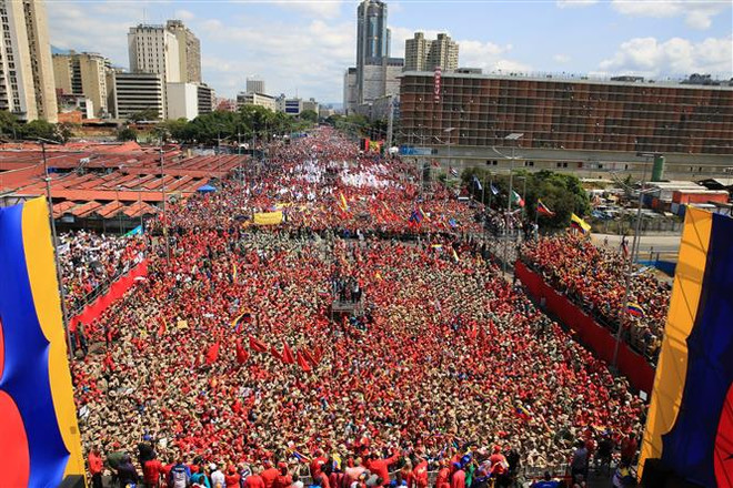 Đông đảo người dân Venezuela tuần hành tại thủ đô Caracas, bày tỏ sự ủng hộ Tổng thống Nicolas Maduro và phản đối sự can thiệp từ bên ngoài vào công việc nội bộ của đất nước, ngày 2/2/2019. (Nguồn: AFP/TTXVN) Tổng thống Peru phản đối can thiệp quân sự tại Venezuela ảnh 1