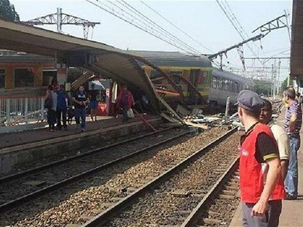 Pháp: Tàu hỏa đâm tàu siêu tốc làm 40 người bị thương ảnh 1