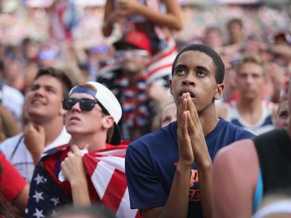 Các cổ động viên Mỹ vẫn thấy tự hào sau thất bại của đội nhà ảnh 1