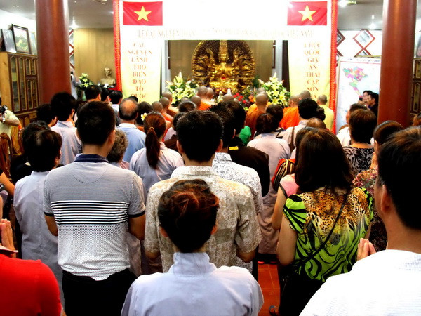 Toàn cảnh lễ cầu nguyện. (Ảnh: Hoàng Chương/Vietnam+) Người Việt ở Lào tổ chức lễ cầu nguyện hướng về biển đảo ảnh 1