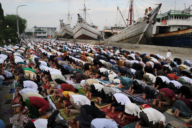 [Photo] Người Hồi giáo khắp thế giới kỷ niệm lễ Eid al-Fitr ảnh 3