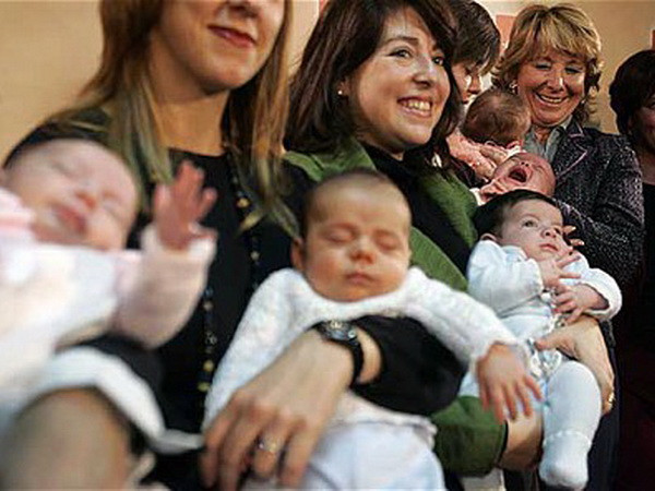 Khủng hoảng kinh tế kéo dân số Tây Ban Nha giảm xuống ảnh 1