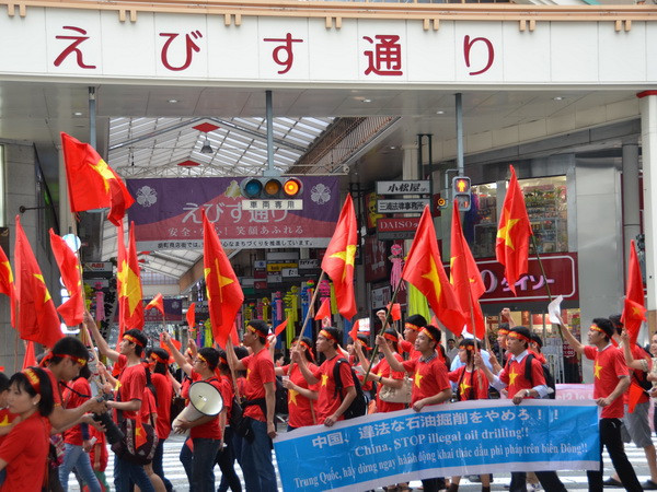 Đoàn tuần hành đi ngang qua các tuyến đường chính của thành phố Hiroshima. (Ảnh: Tri Phương/Vietnam+) Người Việt tại Hiroshima tuần hành phản đối Trung Quốc ảnh 1
