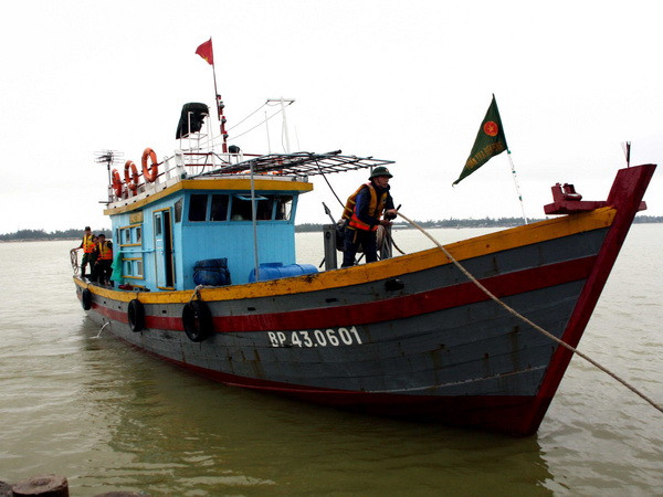 Bà Rịa-Vũng Tàu: Cứu 8 ngư dân trên tàu bị sóng đánh chìm ảnh 1