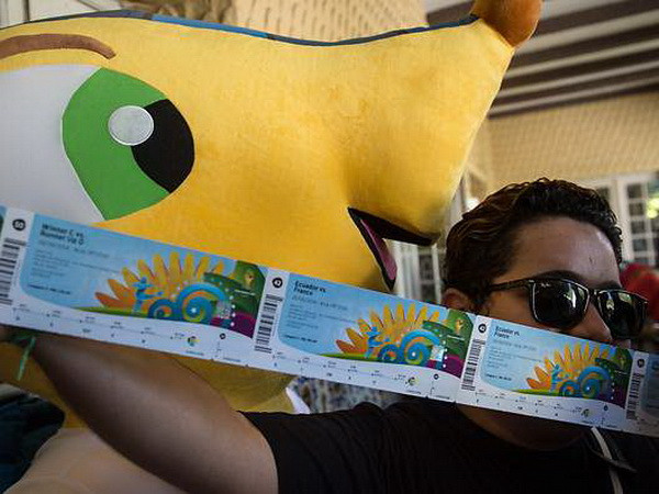 Anh trai Ronaldinho bị điều tra buôn lậu vé World Cup 2014 ảnh 1