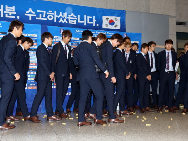 Cầu thủ Hàn Quốc hứng chịu cơn mưa kẹo cứng từ cổ động viên ảnh 1