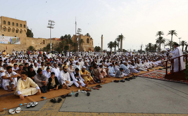 [Photo] Người Hồi giáo khắp thế giới kỷ niệm lễ Eid al-Fitr ảnh 4