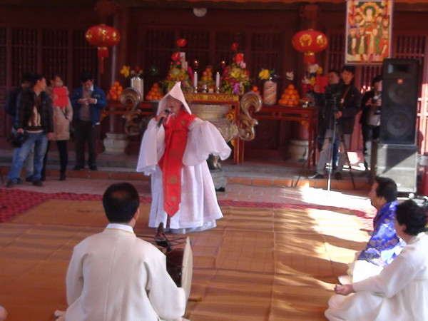 Các nghệ nhân Hàn quốc trình diễn Saenam Gut tại Phủ Vân Cát. (Ảnh: Nguyễn Trường/Vietnam+) Giao lưu trình diễn "Nghi lễ Chầu văn-Saenam Gut" ảnh 2