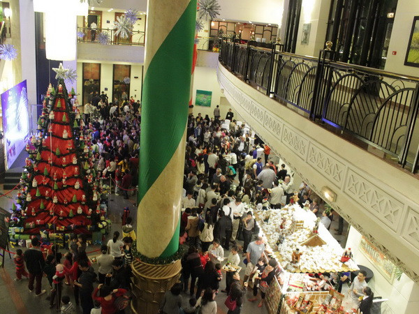 Cây thông Noel tò he độc đáo tại khách sạn Hilton ảnh 1