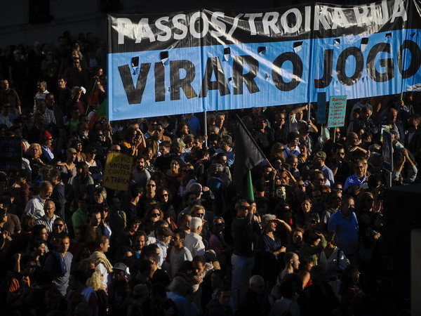 Biểu tình rầm rộ phản đối chính sách khắc khổ của EU ảnh 1