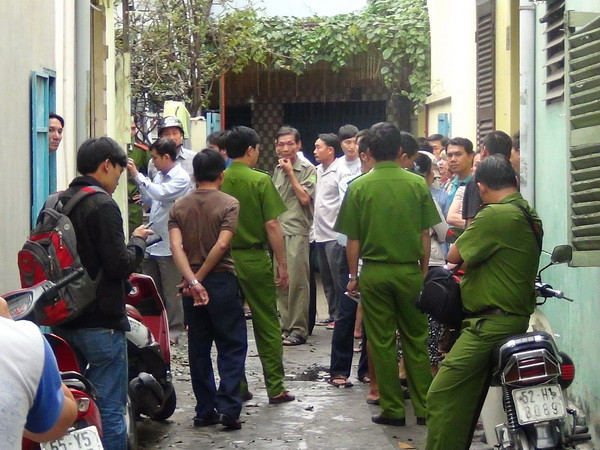 Lực lượng công an đang giữ trật tự tại hiện trường vụ cháy. (Ảnh: Mai Quốc Ấn/Vietnam+) Hỏa hoạn lớn tại căn nhà trọ, bốn sinh viên thiệt mạng ảnh 1