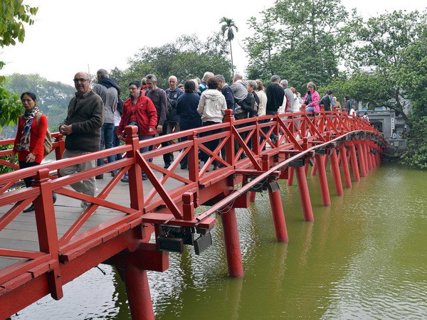 Du khách thăm quan Đền Ngọc Sơn. (Ảnh: Thanh Hà/TTXVN) Năm 2014, Hà Nội đặt mục tiêu đón 3 triệu khách quốc tế ảnh 1