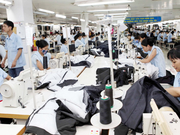 May hàng xuất khẩu tại Công ty may Đức Giang. (Ảnh: Trần Việt/TTXVN) Năm 2014, ngành dệt may phấn đấu doanh thu tăng 12% ảnh 1