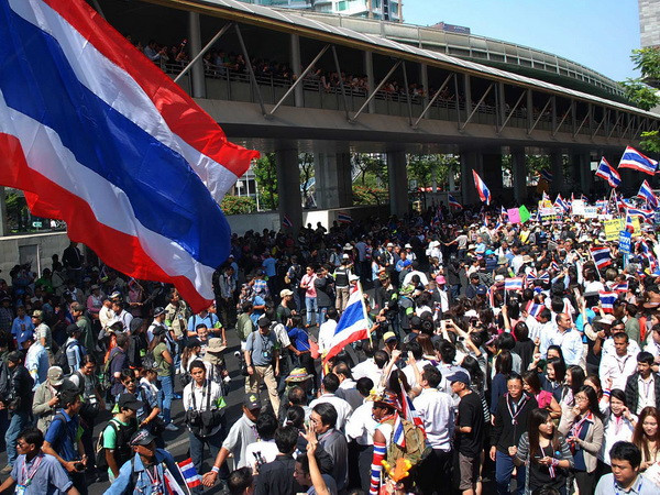 Người biểu tình phản đối chính phủ ở Bangkok ngày 21/1. (Nguồn: THX/TTXVN) Phản ứng của Mỹ sau khi Thái ban bố tình trạng khẩn cấp ảnh 1