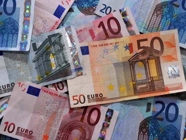 Đồng euro. (Nguồn: AFP/TTXVN) Gia tăng nguy cơ giảm phát tại khu vực Eurozone ảnh 1