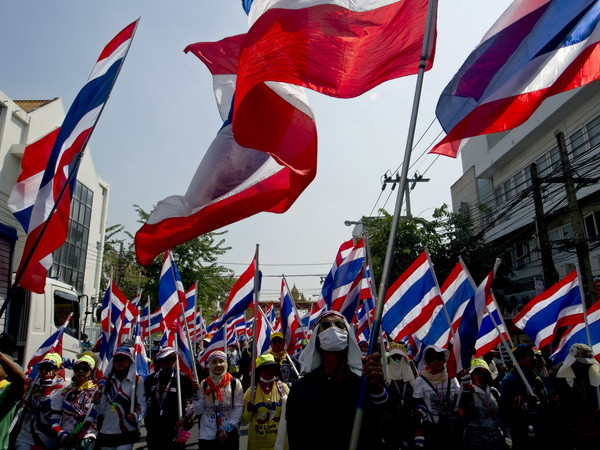 Những người biểu tình chống chính phủ tuần hành tại thủ đô Bangkok ngày 24/1. (Nguồn: AFP/TTXVN) Chính phủ Thái Lan tỏ ý chấp nhận hoãn cuộc bầu cử 2/2 ảnh 1