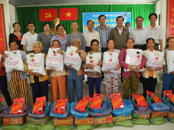 Trao quà Tết đến hộ gia đình tại xã đạo Thạnh An huyện Cần Giờ. (Ảnh: Hoàng Tấn/Vietnam+) Vận động hơn 23 tỷ đồng tặng quà Tết Giáp Ngọ 2014 ảnh 1