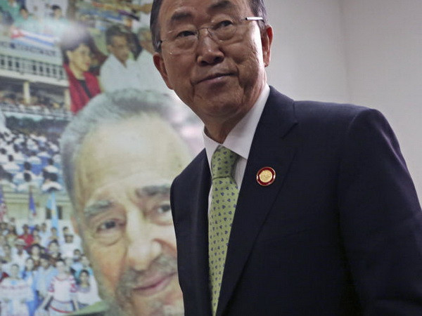 Tổng Thư ký Liên hợp quốc Ban Ki-moon chụp với bức hình của lãnh tụ Cuba Fidel Castro. (Nguồn: AP) Ông Ban Ki-moon thăm lãnh tụ Cuba Fidel Castro ảnh 1