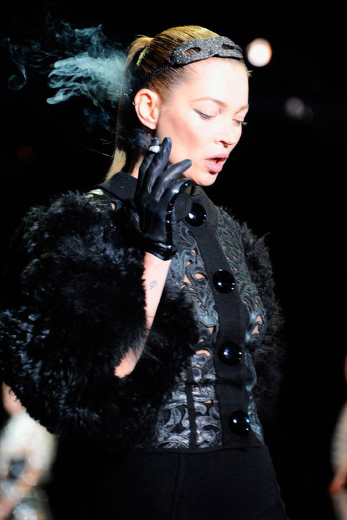 Những show diễn không thể quên của làng thời trang ảnh 7