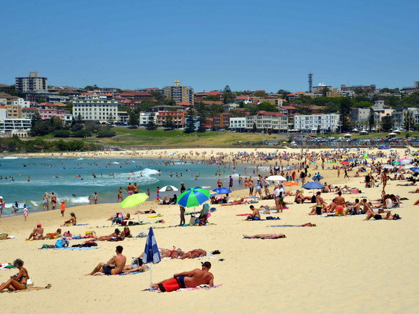 Bãi biển Bondi nổi tiếng của Sydney tràn ngập người đi tránh nóng. (Ảnh Quang Minh/Vietnam+)) Australia hứng đợt nắng nóng kỷ lục, nhiệt độ lên 46 độ C ảnh 1