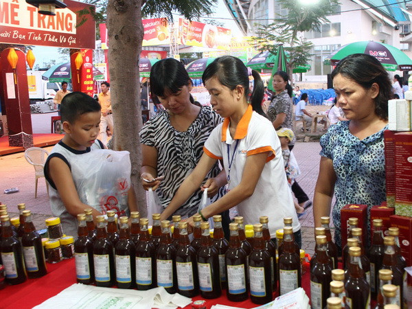 Khách hàng tham quan mua sắm tại gian hàng thực phẩm tại hội chợ Hàng Việt Nam chất lượng cao tại Đà Nẵng. (Ảnh: Trần Lê Lâm/TTXVN) 71% người tiêu dùng tin tưởng vào hàng Việt Nam ảnh 1