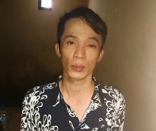 Đối tượng bán bưu thiếp móc túi, bị khách nước ngoài tóm gọn ảnh 1