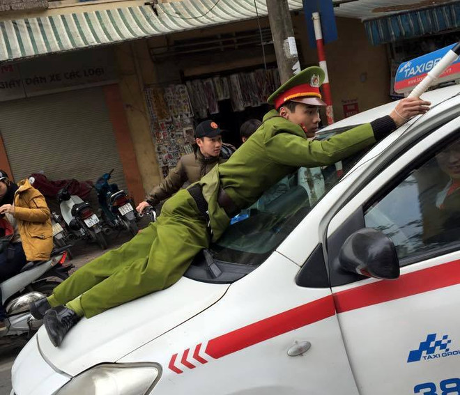 Taxi liều lĩnh chạy ngược chiều, hất chiến sỹ cảnh sát lên nắp capo ảnh 1