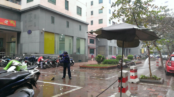 Hà Nội: Người nước ngoài rơi từ tầng cao chung cư, tử vong tại chỗ ảnh 1