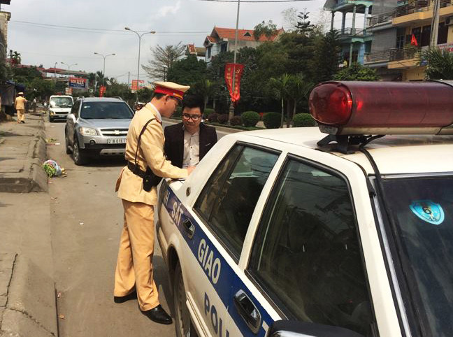 Tài xế ôtô gây tai nạn nhanh chóng bị tóm gọn trên đường bỏ trốn ảnh 1