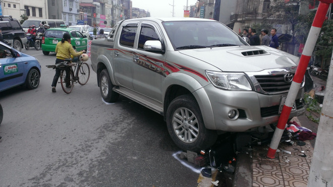 Hà Nội: Xe bán tải đâm 2 ôtô, nghiền nát 1 xe máy ở đường Nghi Tàm ảnh 1