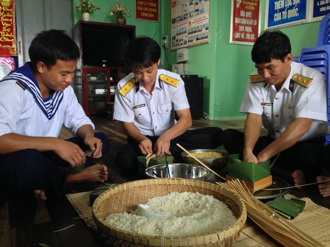 [Video] Quây quần cùng những chàng lính Hải quân gói bánh chưng Tết ảnh 1