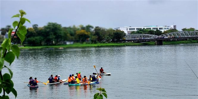 Du khách tham gia trải nghiệm chèo sup trên sông Hương. (Ảnh: Tường Vi/TTXVN) Phát triển du lịch Thừa Thiên-Huế: Cần xây dựng sản phẩm có sức hút ảnh 1