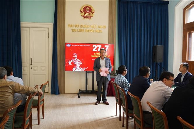 Đại sứ Đặng Minh Khôi phát biểu. (Ảnh: Duy Trinh/TTXVN) ĐSQ Việt Nam tại Nga tưởng nhớ các anh hùng hy sinh vì đất nước ảnh 1