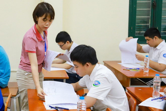 Thí sinh Hà Nội dự thi môn Ngữ văn trong kỳ thi tuyển sinh vào lớp 10 trung học phổ thông. (Ảnh minh họa: Hoài Nam/Vietnam+) Lộ đề thi vào lớp 10 ở Kon Tum: Phương án tuyển sinh cho 12 thí sinh ảnh 1