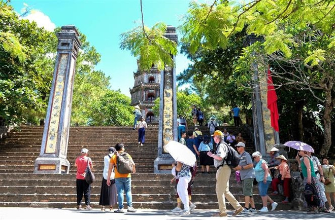 Du khách tham quan chùa Thiên Mụ. (Ảnh: Tường Vi/TTXVN) Phát triển du lịch Thừa Thiên-Huế: Cần xây dựng sản phẩm có sức hút ảnh 2