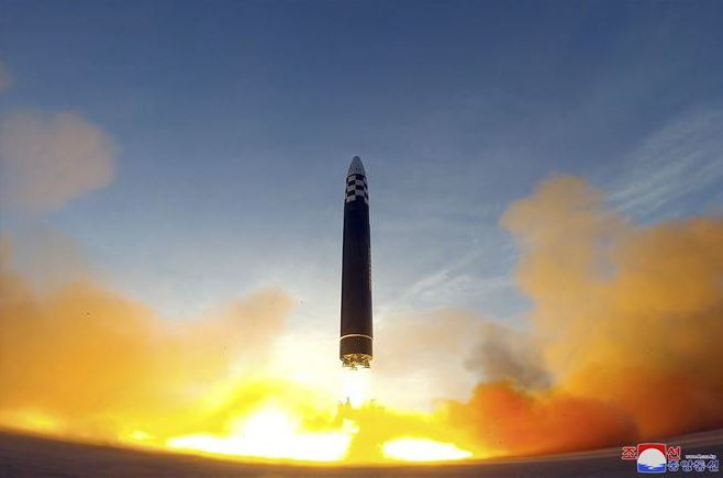 Lãnh đạo Nhật-Hàn gặp nhau sau vụ phóng tên lửa ICBM của Triều Tiên ảnh 1