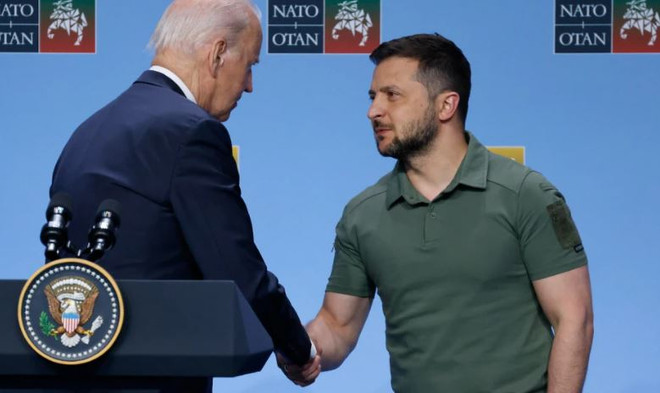 Tổng thống Mỹ và Ukraine gặp nhau bên lề Hội nghị thượng đỉnh NATO ảnh 1