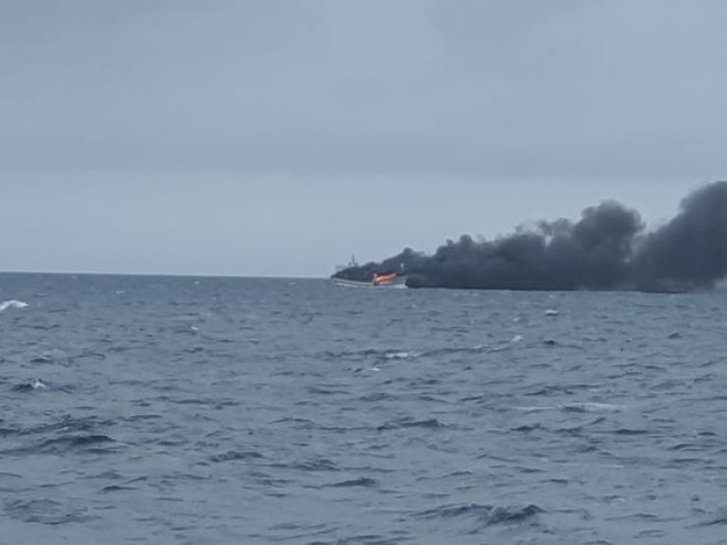 Cháy tàu cá ngoài khơi Hàn Quốc, thủy thủ nhảy xuống biển thoát thân ảnh 1