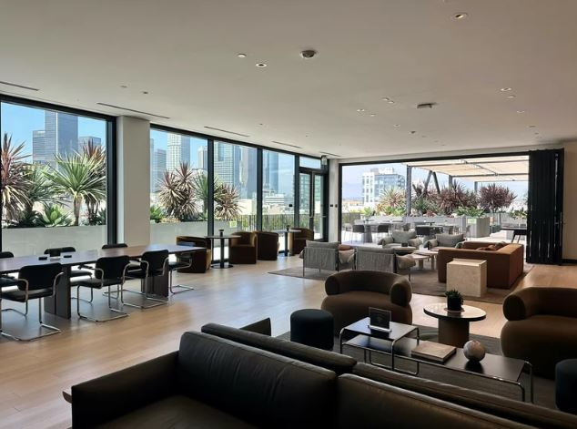 Mối lo từ các tòa văn phòng trống: Ngân hàng đối mặt rủi ro nợ xấu ảnh 2