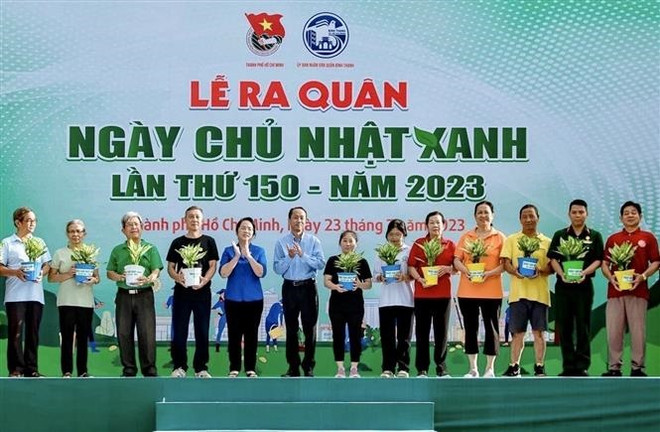 Trao tặng cây xanh cho người dân quận Bình Thạnh, Thành phố Hồ Chí Minh. (Ảnh: Hồng Giang/TTXVN) Phát huy sức trẻ vì môi trường xanh trong chiến dịch tình nguyện Hè ảnh 2