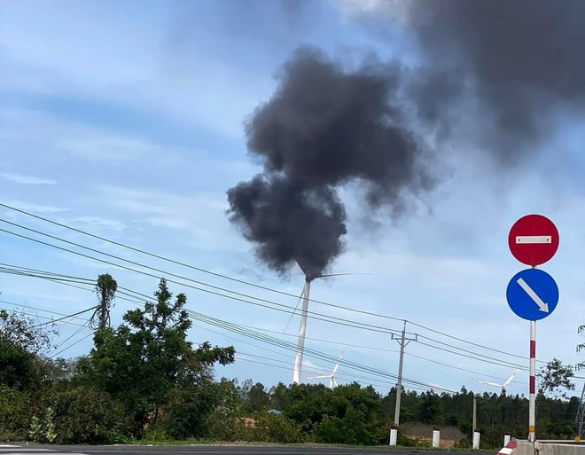 Bình Thuận: Tuabin điện gió bỗng dưng bốc cháy ở xã Bình Thạnh ảnh 1