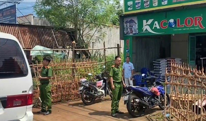 Cảnh sát có mặt tại hiện trường điều tra nguyên nhân vụ việc. (Ảnh: Đậu Tất Thành/Vietnam+) Bình Phước: Uống rượu pha sẵn, một người chết, ba người đi cấp cứu ảnh 3